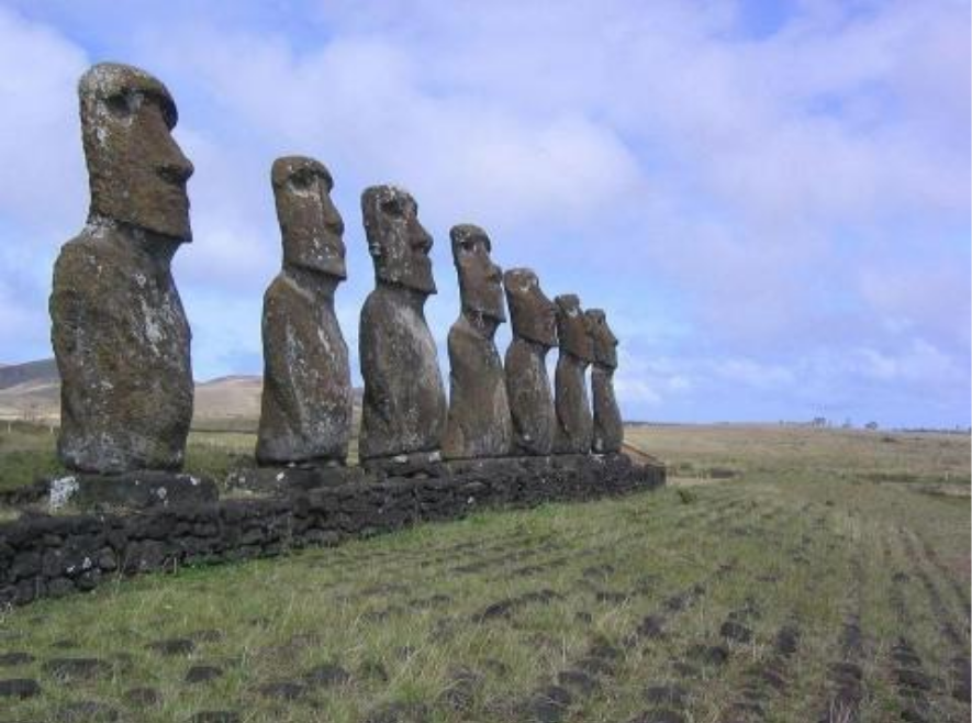 Patung Moai di Rapa Nui.