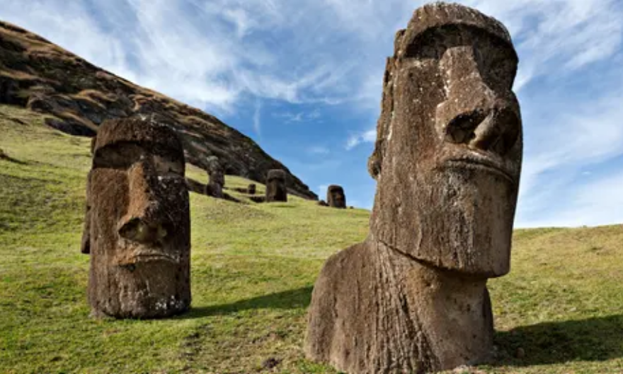 Patung Moai di Rapa Nui.