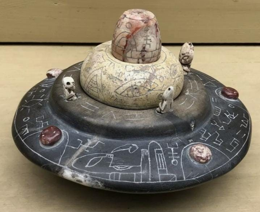 Artefak UFO seperti piring terbang.