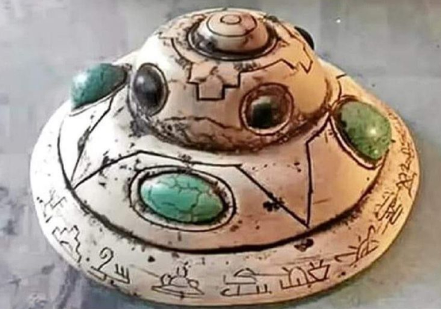 Artefak UFO seperti piring terbang.