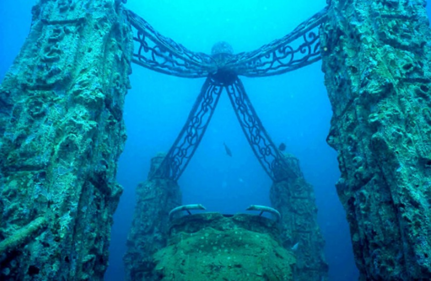 Pilar di Bawah Laut.