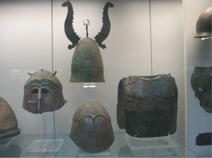 Helm & Pelindung Dada Gladiator Perunggu.