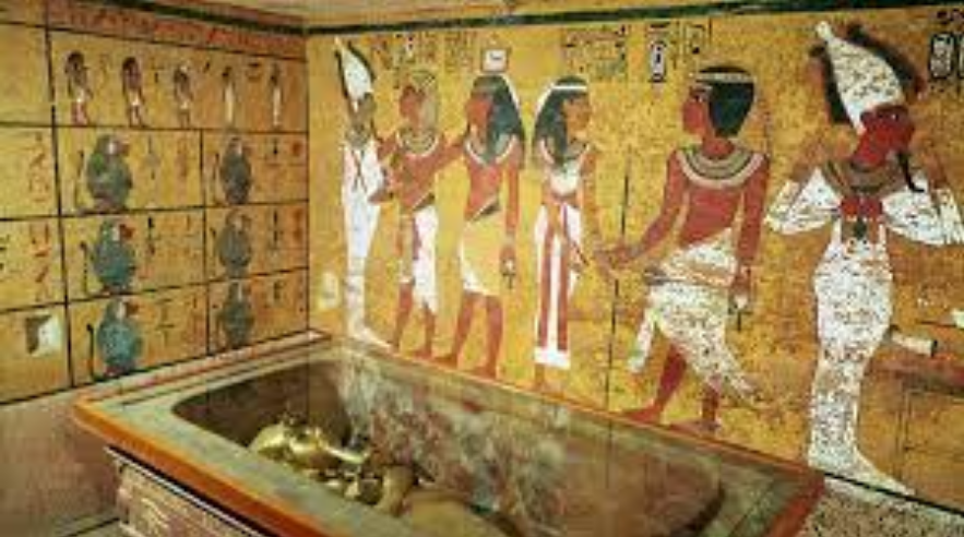 Tubuh dari Raja Tutankhamun yang terbakar di dalam sarkofagus.