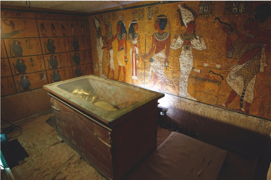Tubuh dari Raja Tutankhamun yang terbakar di dalam sarkofagus.
