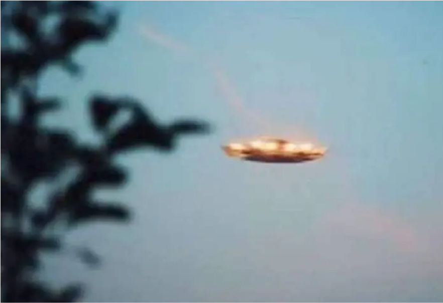 Penampakan UFO di Pegunungan Hawaii.