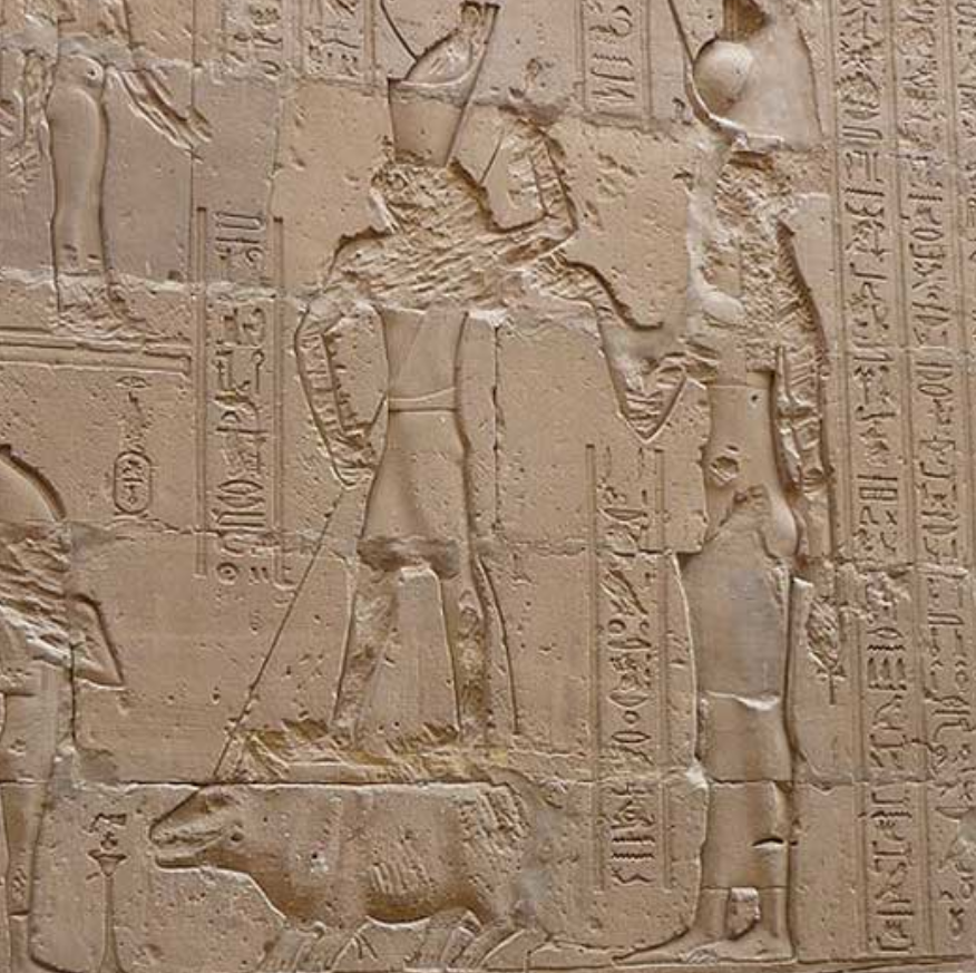 Relief dinding pertarungan antara Seth dan Horus di mana Horus, dibantu oleh Isis, membunuh Seth (kuda nil), kuil Edfu, Mesir. (R&eacute;mih/CC BY SA 3.0)