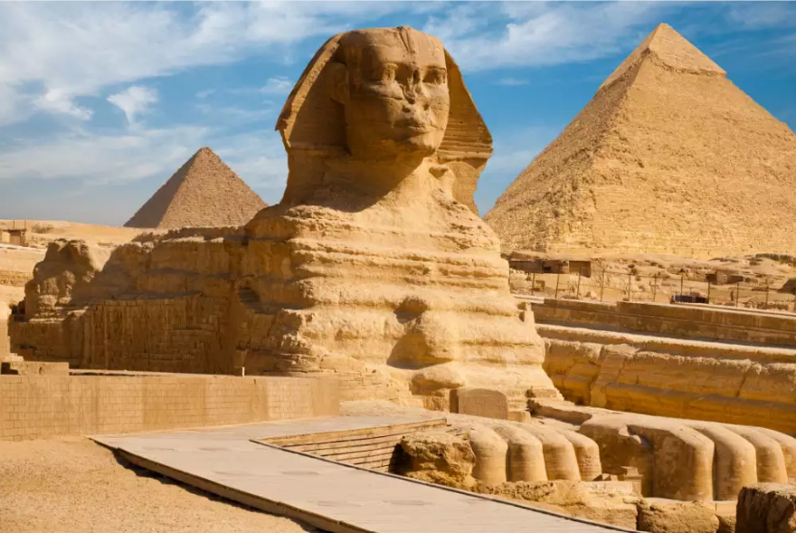 Sphinx dan Piramida.