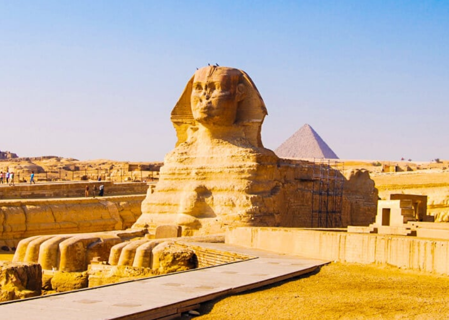 Sphinx dan Piramida.