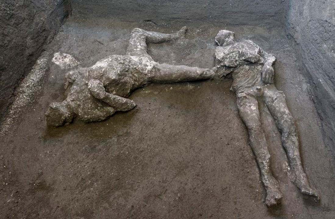Dua mayat yang diyakini melarikan diri dari letusan gunung berapi Vesuvius.