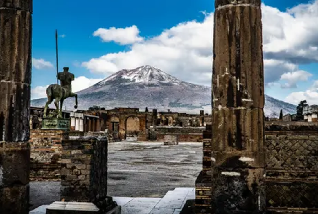 Puncak Gunung Vesuvius dilihat dari situs arkeologi Pompeii yang ada di Italia.