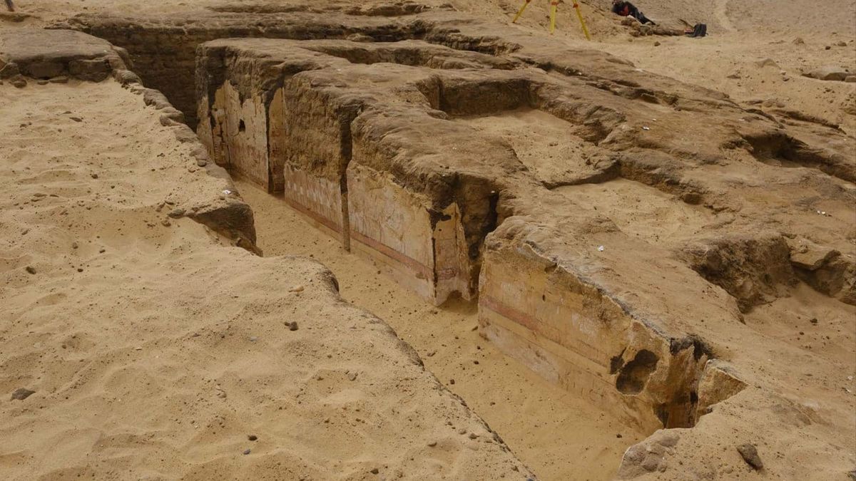 Para arkeolog baru-baru ini menemukan mastaba berusia 4.300 tahun, sebuah struktur makam persegi panjang, di Mesir.(livescience.com)