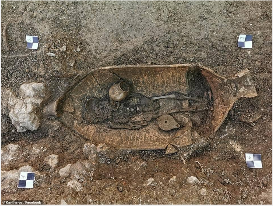 Guci Tanah Liat Berisi Jasad Berusia 1.500 Tahun.