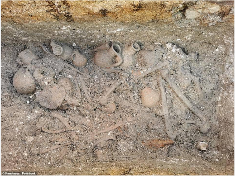 Guci Tanah Liat Berisi Jasad Berusia 1.500 Tahun.