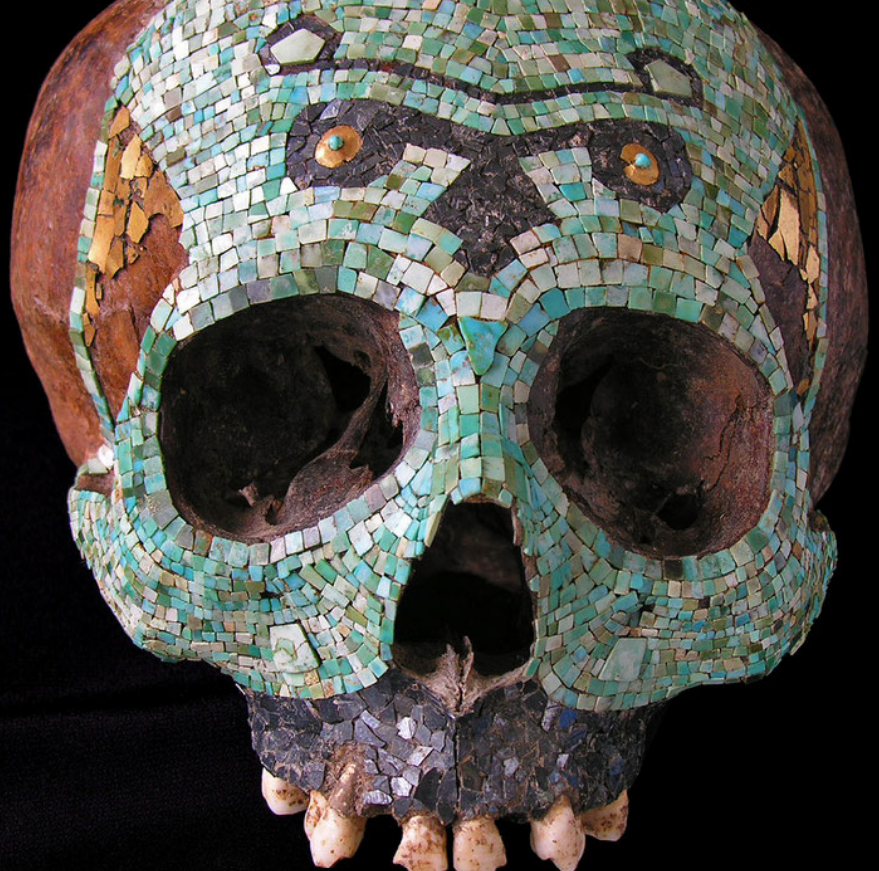 Tengkorak Aztec dengan Mata Emas.