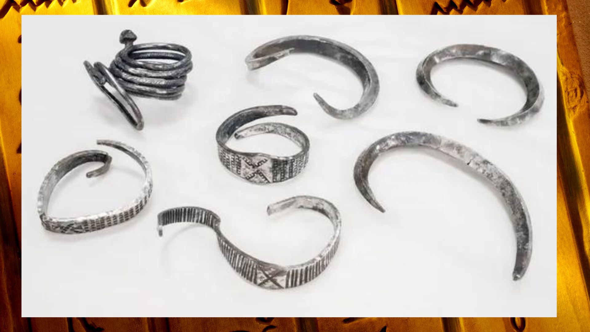 Perhiasan viking yang ditemukan (credit: Moesgaard Museum)