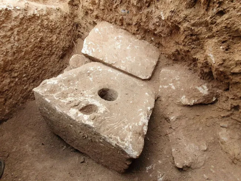 Foto toilet langka berusia 2.700 tahun di antara sisa-sisa bangunan kuno di Yerusalem(livescience.com)