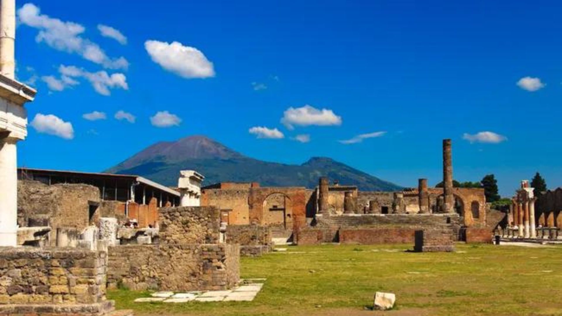 Latar Gunung Vesuvius (Credit : Livescience.com)