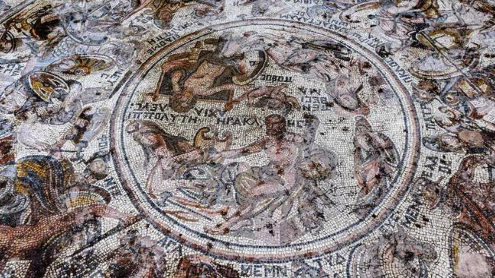 Mural yang menggambarkan kehidupan sehari-hari para dewa (credit: Photo by Louai Beshara/AFP via Getty Images)