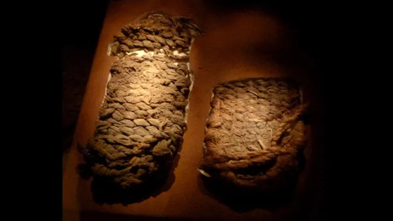 Foto Sandal tenun sagebrush yang digali dari Fort Rock Cave, Lake County, Oregon, Amerika Serikat (livescience.com)