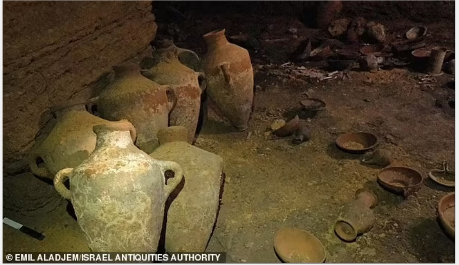 Gua pemakaman kuno yang berisi banyak benda dari zaman Firaun Mesir, Ramesses II.