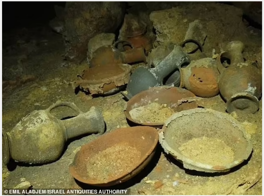 Gua pemakaman kuno yang berisi banyak benda dari zaman Firaun Mesir, Ramesses II.