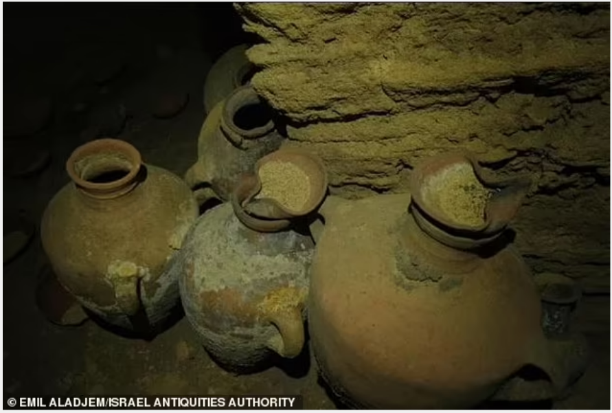 Gua pemakaman kuno yang berisi banyak benda dari zaman Firaun Mesir, Ramesses II.