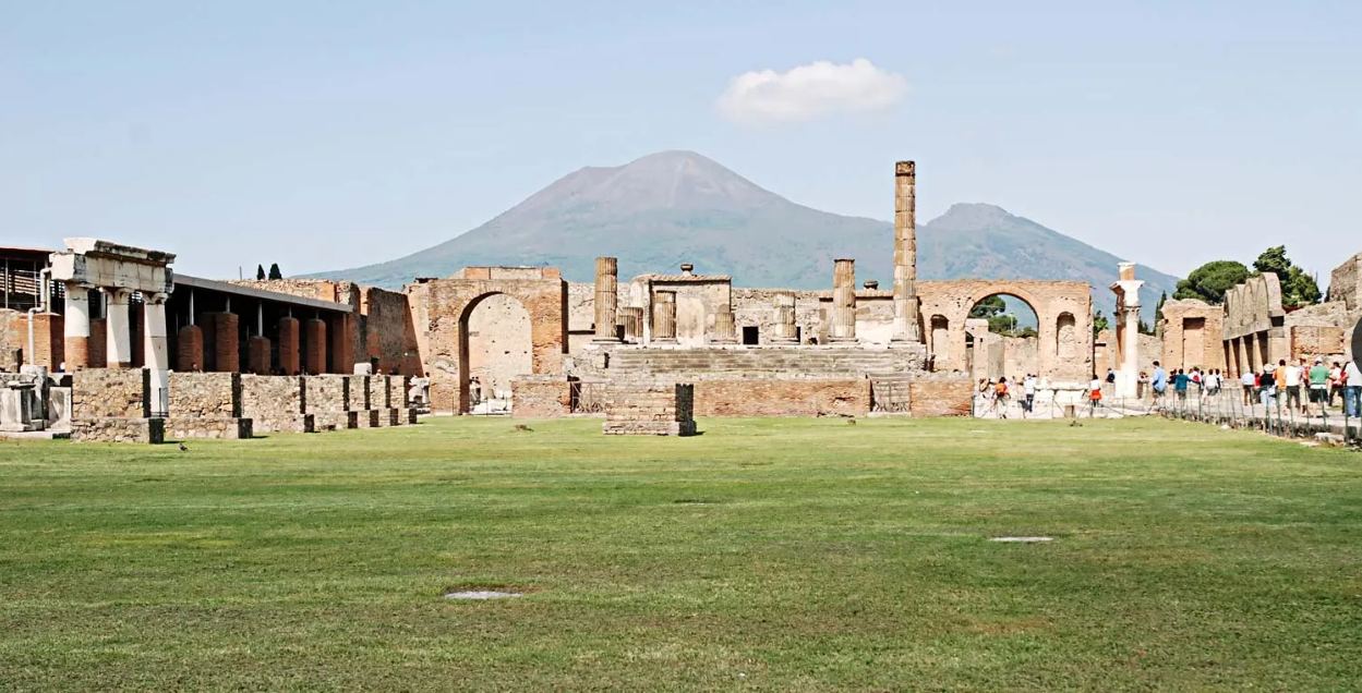Gunung Vesuvius menjulang di atas reruntuhan kota Romawi kuno Pompeii.