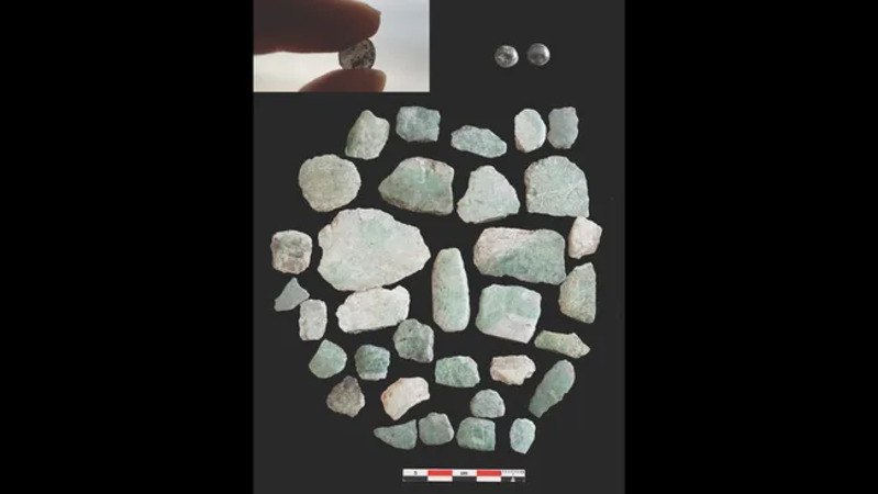 Foto Fragmen topeng mosaik batu hijau ditemukan di dalam piramida candi.(livescience.com)