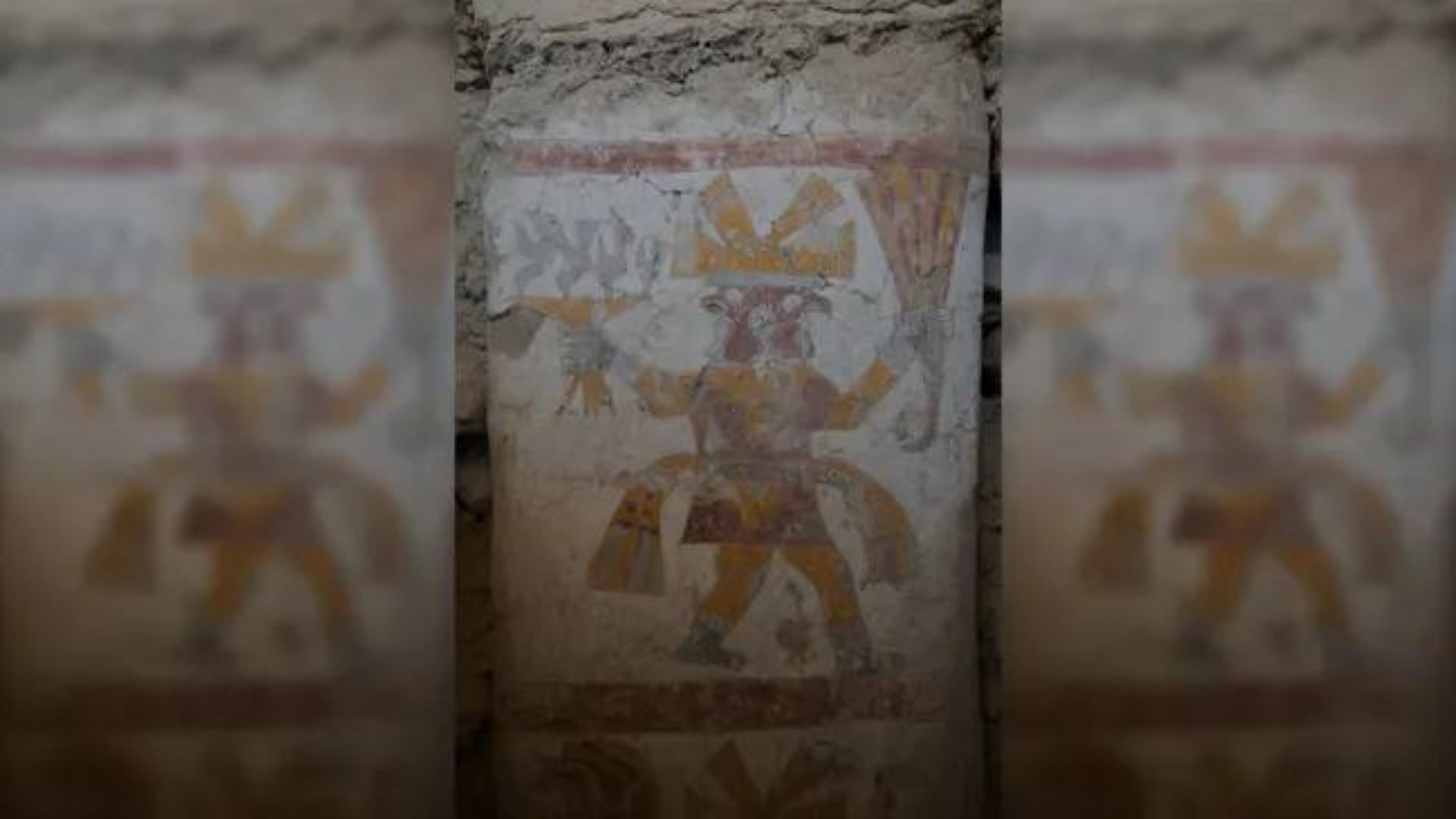 Mural dengan 2 wajah yang menggambarkan dualitas (credit: Lisa Trever)
