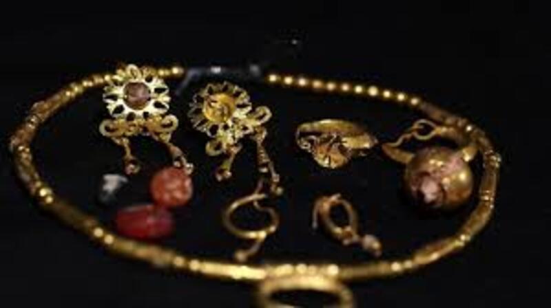 Foto Perhiasan (Emil Aladjem, Israel Antiquities Authority , ancientpages.com)