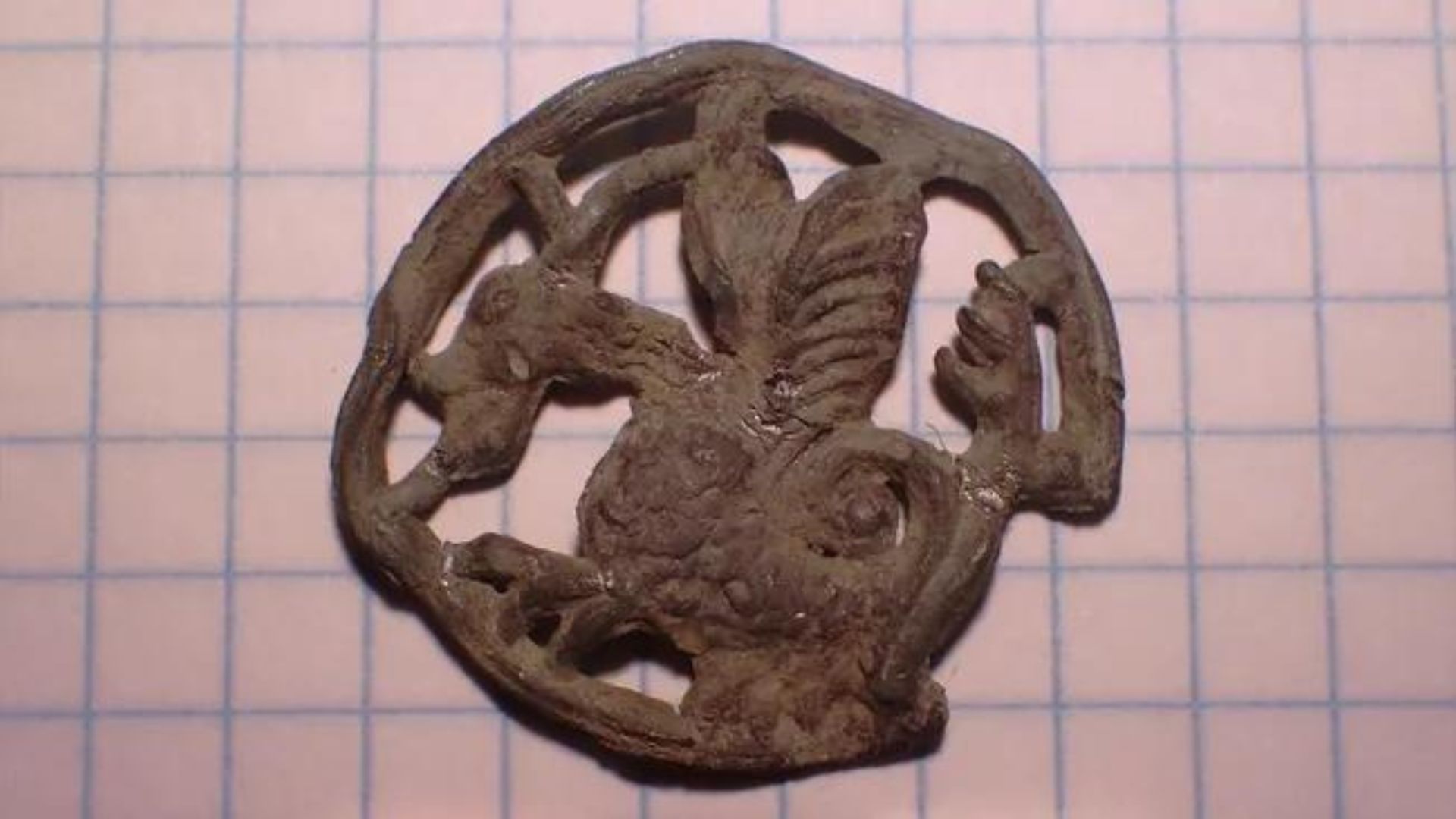Lencana Peziarah dengan simbol basilisk bersayap (credit: Tomasz Murzyński)