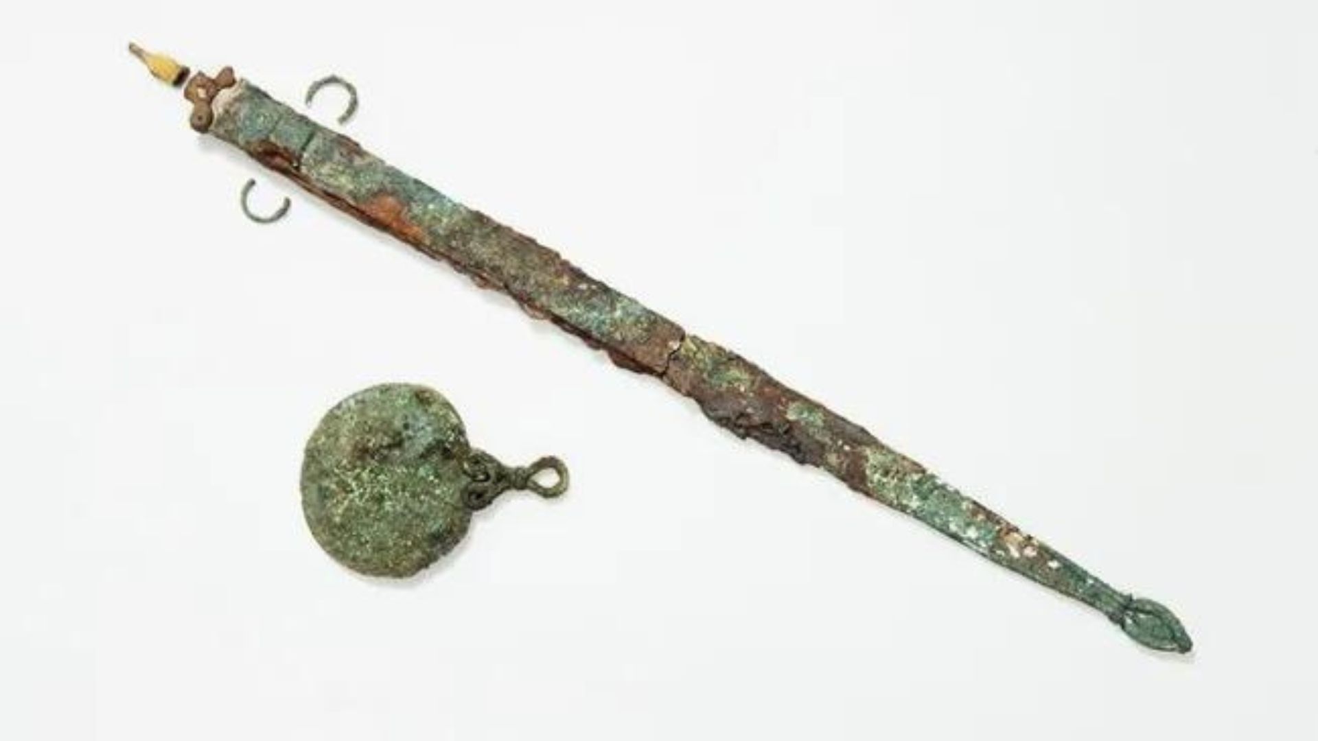 Pedang dan cermin yang ditemukan (credit: Historic England Archive. PLB K000684)