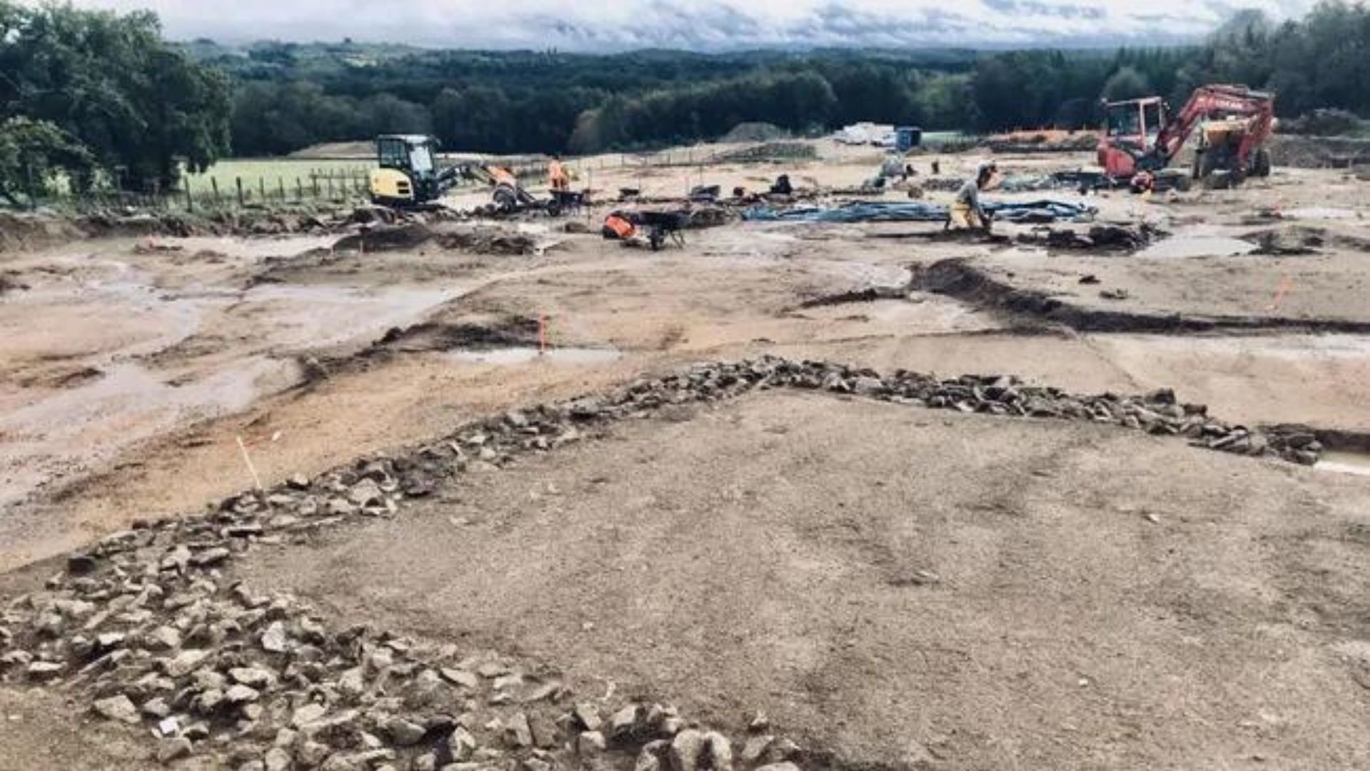 Sebuah tim dari badan arkeologi nasional Prancis INRAP menemukan situs tersebut di dekat desa Chambor&ecirc;t, sekitar 12 mil di utara Limoges.