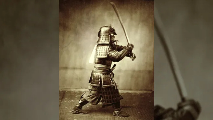 Foto tahun 1860 ini menunjukkan seorang samurai dengan pedang terangkat. Empat teks yang baru diterjemahkan menjelaskan bagaimana samurai melakukan ritual kematian Seppuku.