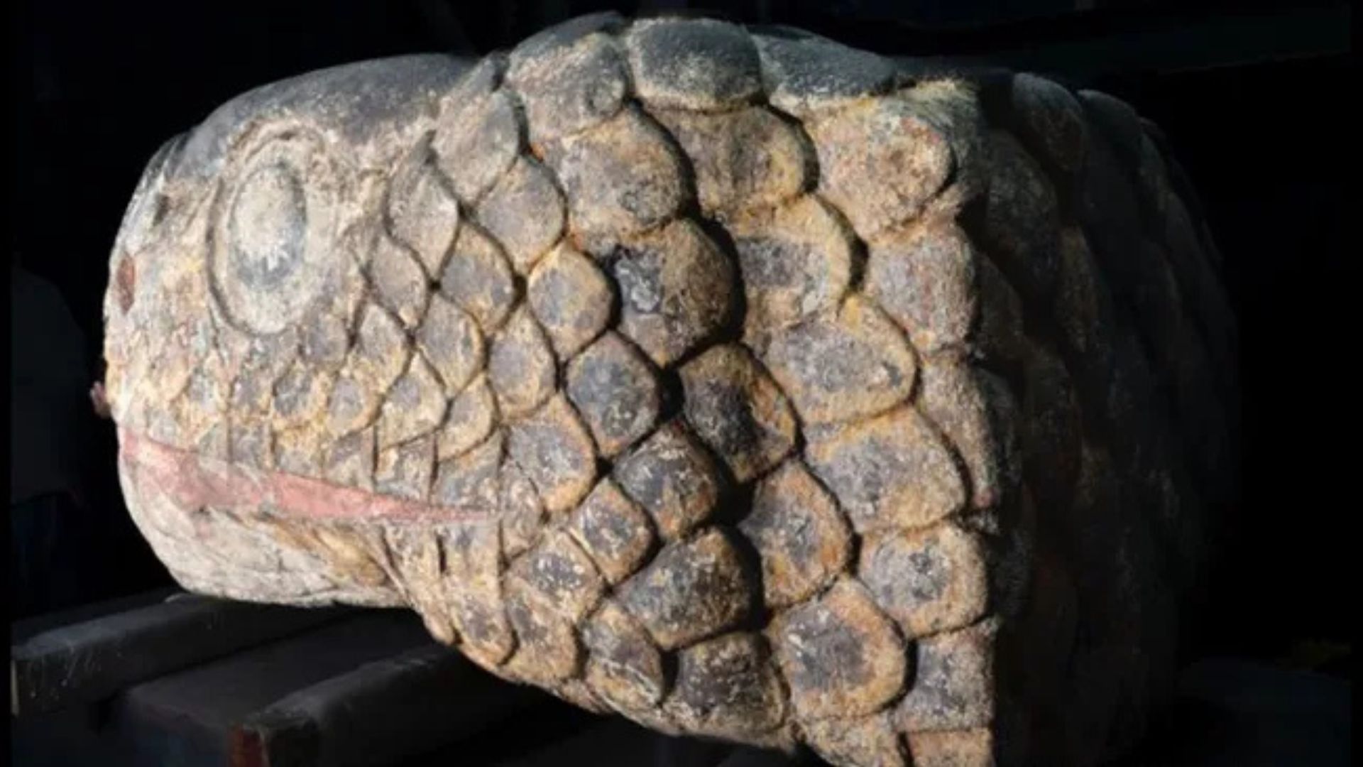 Patung kepala ular Aztec yang ditemukan