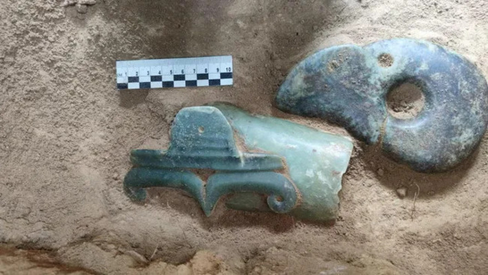 Para arkeolog menemukan "naga" giok di kota Chifeng, di Daerah Otonomi Mongolia Dalam, Tiongkok utara.