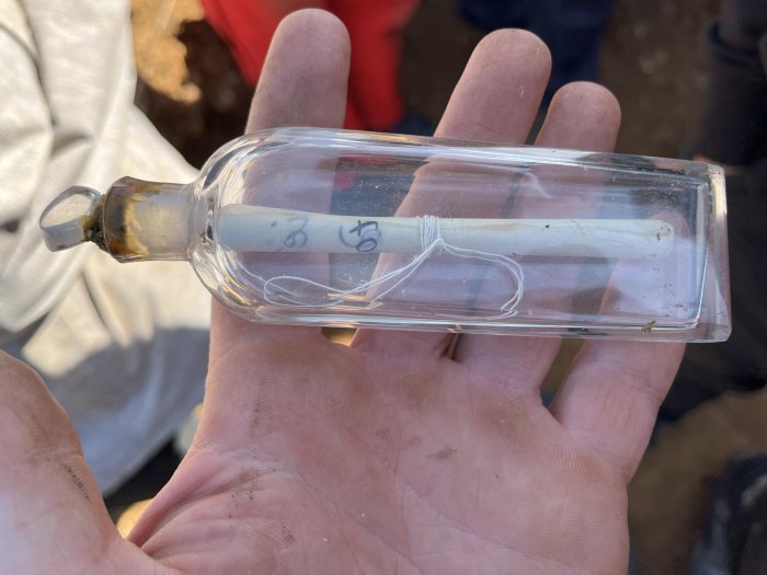 Foto Pesan Dalam Botol (ancientpages.com)