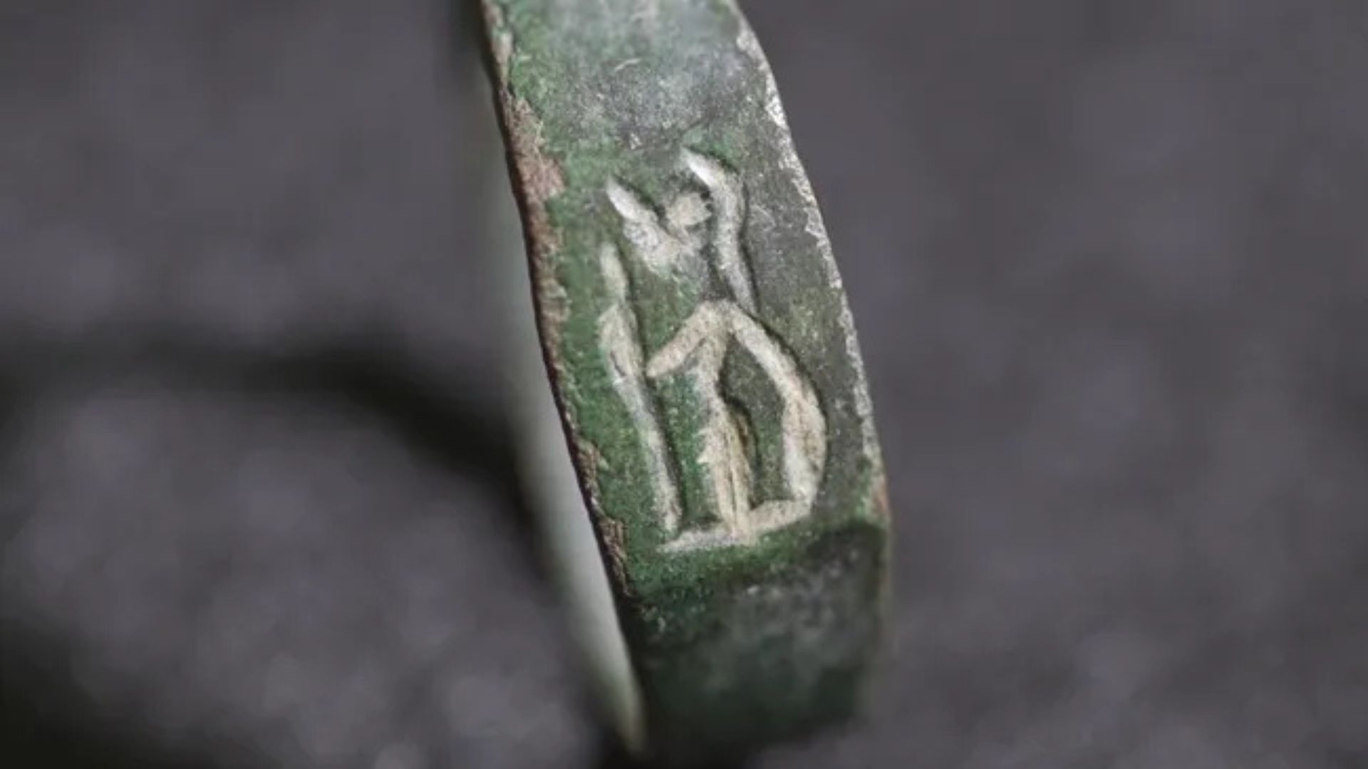 Cincin era Romawi ini menggambarkan dewi Romawi Minerva, yang memegang perisai di satu tangan dan tombak di tangan lainnya