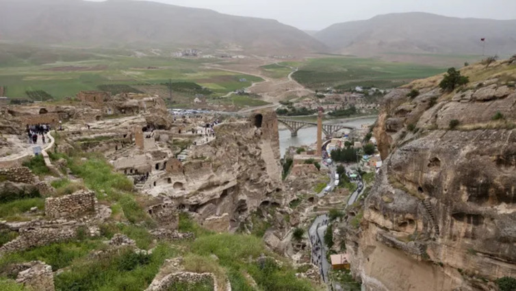 Pemandangan peninggalan arkeologi di Hasankeyf tahun 2012, sebelum dibanjiri bendungan. Para arkeolog menemukan sisa-sisa struktur militer Romawi di sana pada musim panas lalu.