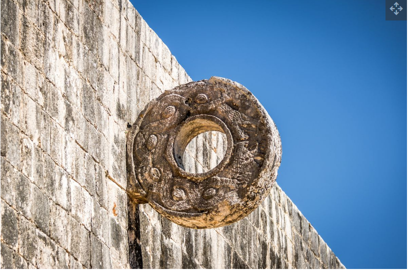 Lingkaran bola dari lapangan di Chichen Itza, Meksiko.
