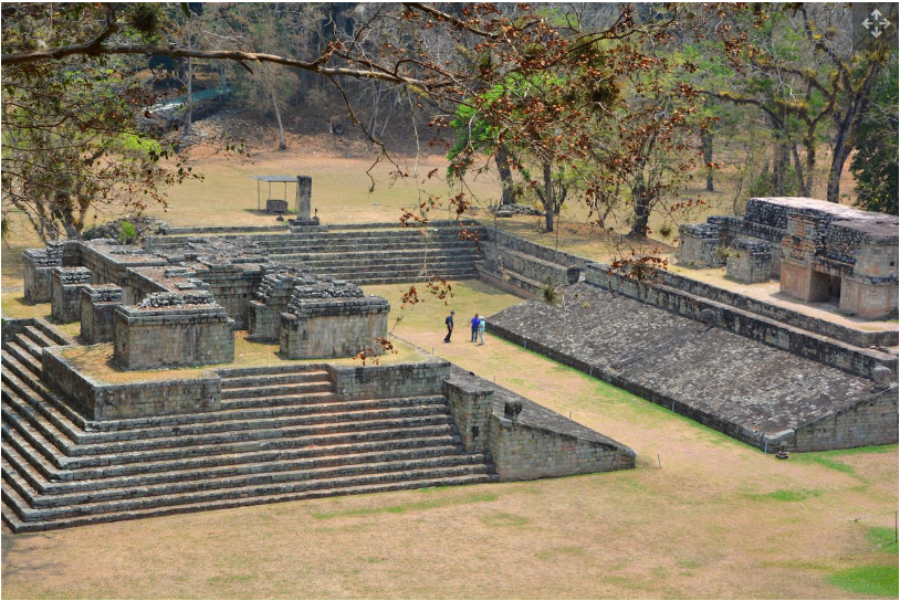 Sebuah lapangan bola suku Maya di Copan, Honduras.