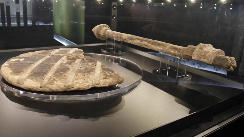 Roda kayu tertua yang diketahui, ditunjukkan di sini dengan porosnya, berasal dari 5.200 tahun yang lalu. Keduanya ditemukan di rawa-rawa Ljubljana di Slovenia pada tahun 2002.