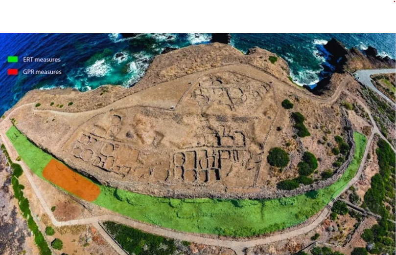 Pemandangan udara Villaggio dei Faraglioni, pemukiman Zaman Perunggu yang terletak di sebuah pulau di Italia.