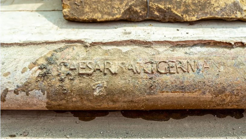 Para peneliti menentukan bahwa ukiran tersebut merujuk pada Kaisar Romawi Augustus Germanicus, yang lebih dikenal sebagai Caligula.