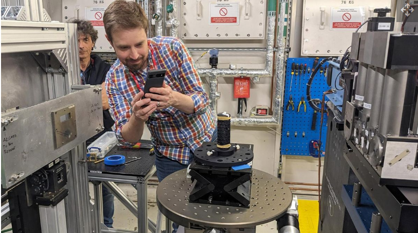 Para peneliti memindai sebuah papirus di akselerator partikel Diamond Light Source dekat Oxford, Inggris.