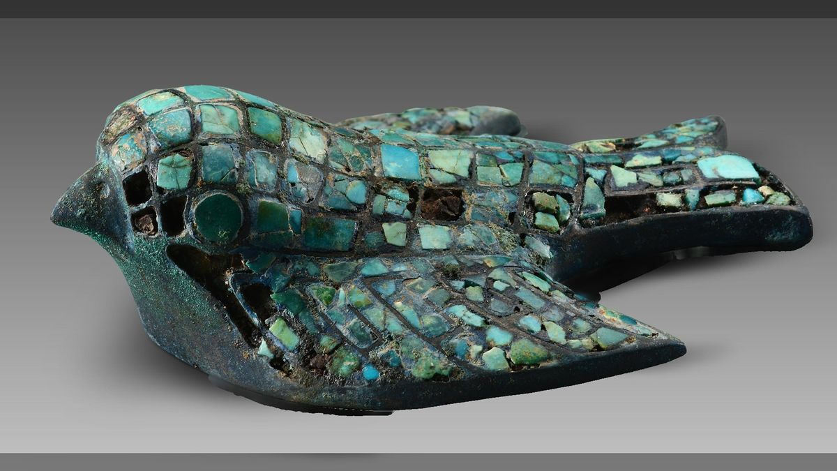 Patung burung perunggu yang dihiasi dengan potongan-potongan batu pirus ini merupakan salah satu artefak berusia sekitar 3.000 tahun yang ditemukan dari makam-makam elit di situs Zhaigou.