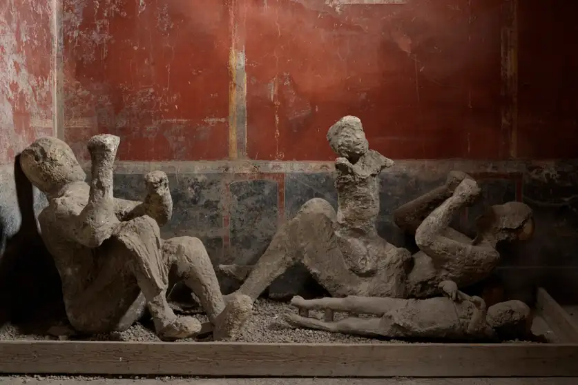 Gips orang yang meninggal di Pompeii. Tes DNA menunjukkan orang dewasa di sebelah kanan adalah laki-laki yang tidak ada hubungannya dengan anak kecil di pangkuannya.