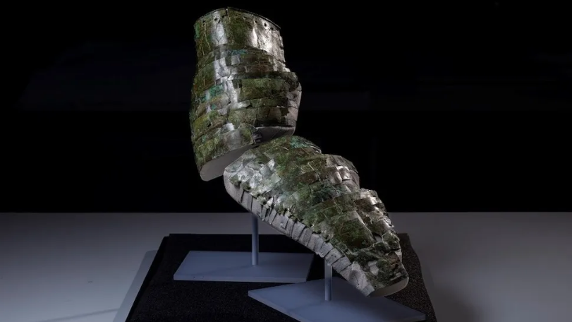 Pelindung lengan Romawi dari kuningan yang direkonstruksi ini akan dipamerkan bulan depan sebagai bagian dari pameran di Museum Nasional Skotlandia.