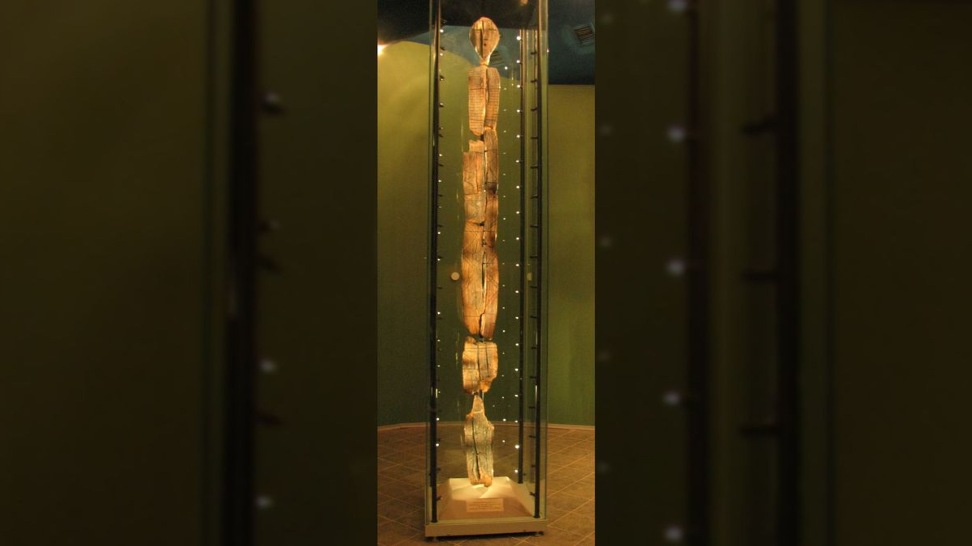 The Shigir Idol (credit : Владислав Фальшивомонетчик; Wikimedia Commons; (CC BY-SA 3.0))