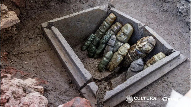 15 patung batu ini menggambarkan 14 pria dan seorang wanita.
